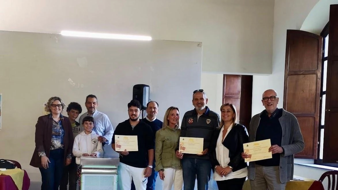 Giulio Cangialosi vince il contest "Dolce Vernio" per il miglior miele in Valbisenzio. Premiazioni al Meucci con partecipazione numerosa e convegno sull'apicoltura. Mostra mercato oggi con 25 espositori e varie attività per bambini e ragazzi. Giulio Cangialosi vince il contest "Dolce Vernio" per il miglior miele in Valbisenzio. Premiazioni al Meucci con partecipazione numerosa e convegno sull'apicoltura. Mostra mercato oggi con 25 espositori e varie attività per bambini e ragazzi.