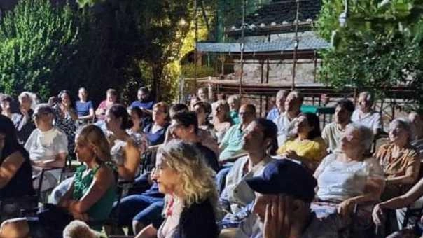 Una delle serate nel giardino della Gualchiera di Coiano della scorsa Prato Estate: anche quest’anno tanti appuntamenti all’insegna della cultura