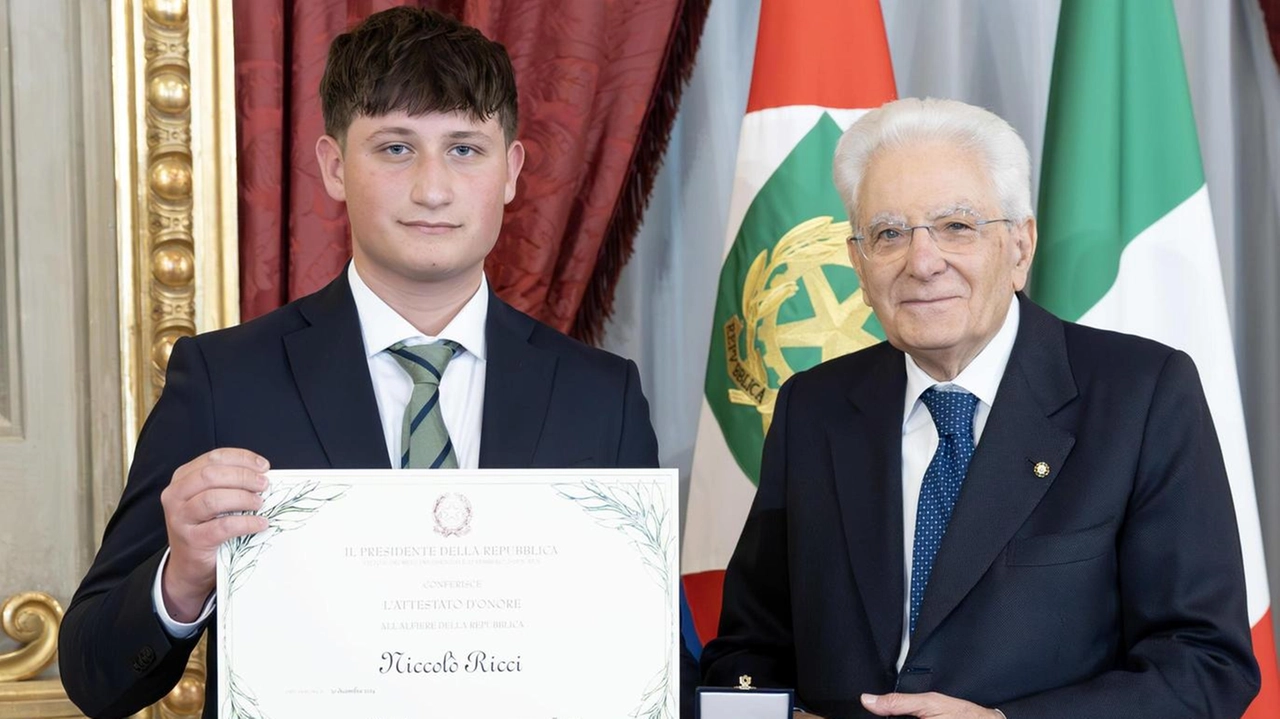Il presidente Sergio Mattarella premia il giovane Niccolò Ricci Il presidente Sergio Mattarella premia il giovane Niccolò Ricci