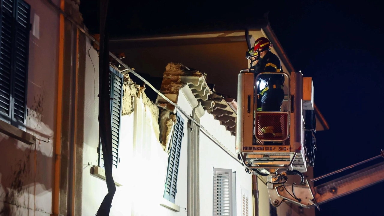 Paura ieri sera in via 2 settembre: prima il boato, poi l’esplosione di calcinacci per strada. I vigili del fuoco hanno messo in sicurezza l’area. Evacuata per precauzione la casa vicina. . Paura ieri sera in via 2 settembre: prima il boato, poi l’esplosione di calcinacci per strada. I vigili del fuoco hanno messo in sicurezza l’area. Evacuata per precauzione la casa vicina. .
