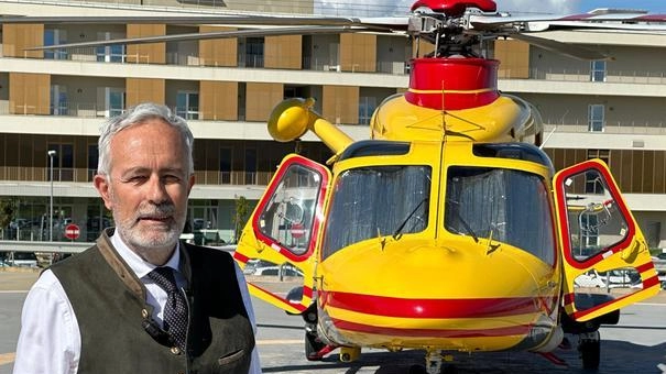 Il direttore della Emergenza urgenza territoriale 118 di Grosseto, Stefano Barbadori e l’elicottero che ha base all’ospedale Misericordia