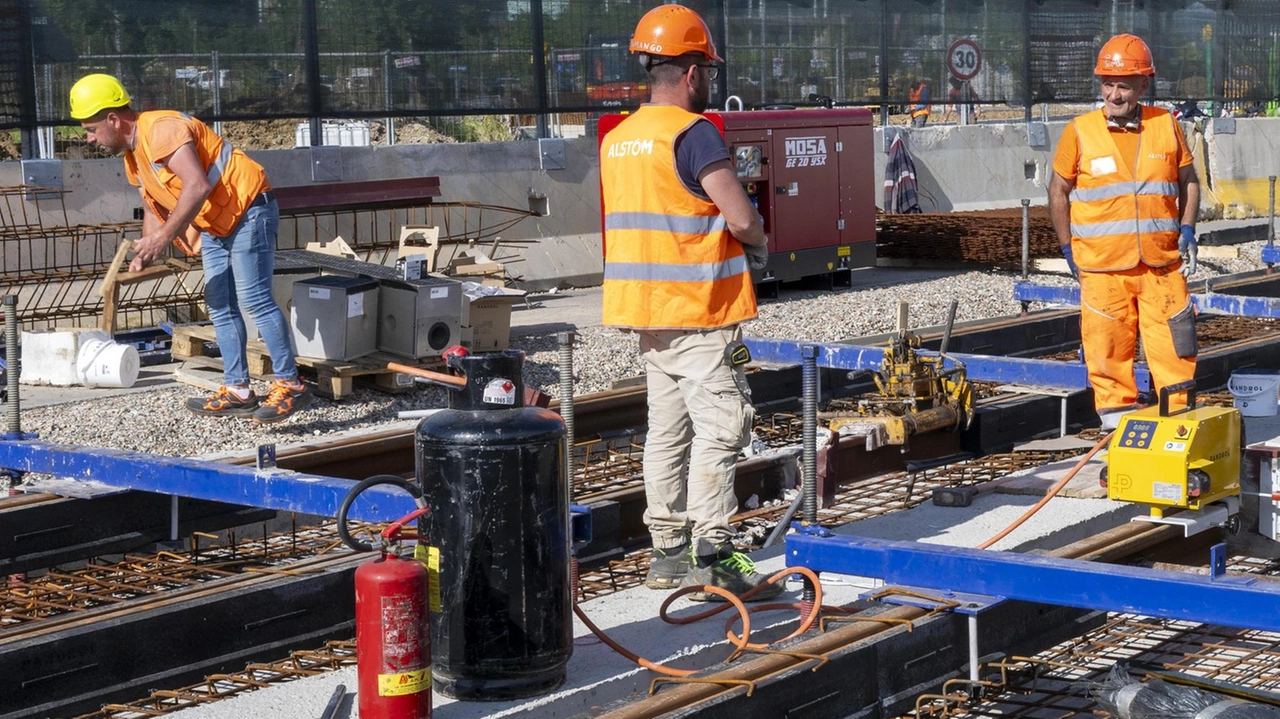 Posa dei binari per la nuova linea 3.2.1 per Bagno a Ripoli Durante il festival sarà possibile partecipare al tour dei cantieri Posa dei binari per la nuova linea 3.2.1 per Bagno a Ripoli Durante il festival sarà possibile partecipare al tour dei cantieri