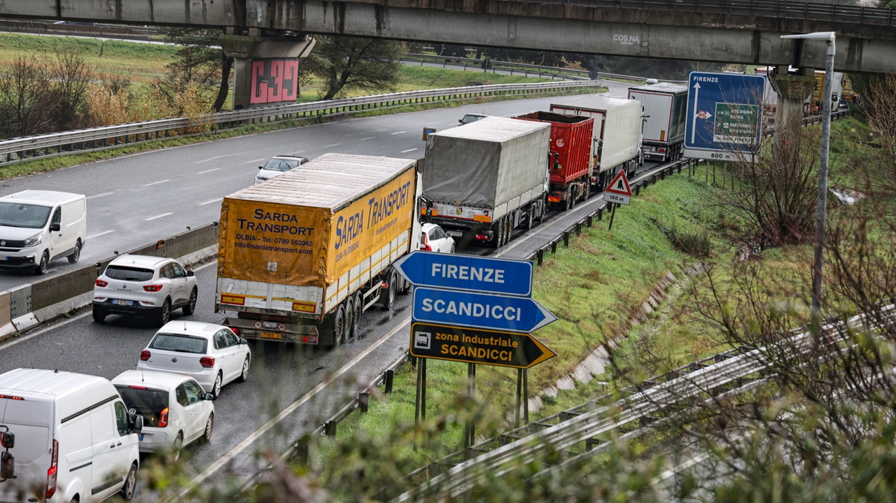 La superstrada Firenze-Pisa-Livorno, d’inverno come d’estate si trasforma rapidamente in un inferno in caso di incidenti anche di lieve entità La superstrada Firenze-Pisa-Livorno, d’inverno come d’estate si trasforma rapidamente in un inferno in caso di incidenti anche di lieve entità