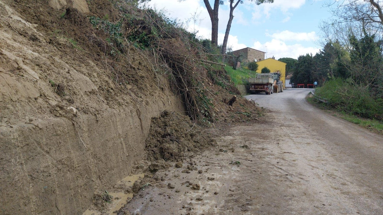 Una delle frane che ha interessato la strada provinciale 42 di Terricciola e che ha compromesso la sua riapertura Una delle frane che ha interessato la strada provinciale 42 di Terricciola e che ha compromesso la sua riapertura