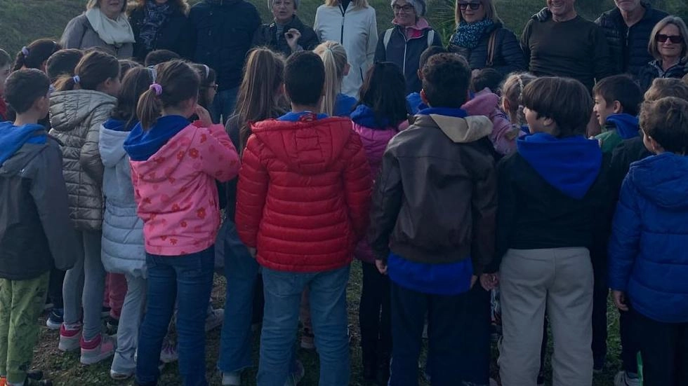 Orbetello: Educazione ambientale nelle scuole primarie con piantumazione di lecci. Comune e associazioni ringraziano per impegno e passione. Orbetello: Educazione ambientale nelle scuole primarie con piantumazione di lecci. Comune e associazioni ringraziano per impegno e passione.