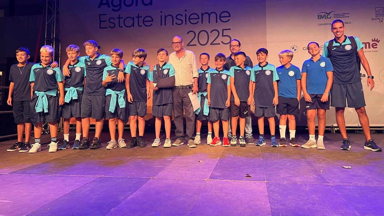 Presentazione sul palco in piazza a Tonfano del Pietrasanta 2025/2026: qui una delle tante squadre giovanili, con l’assessore Andrea Cosci