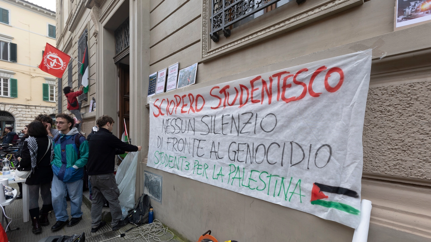 Manifestazione di protesta degli studenti a Pisa. In molti atenei ci sono state iniziative contro Israele