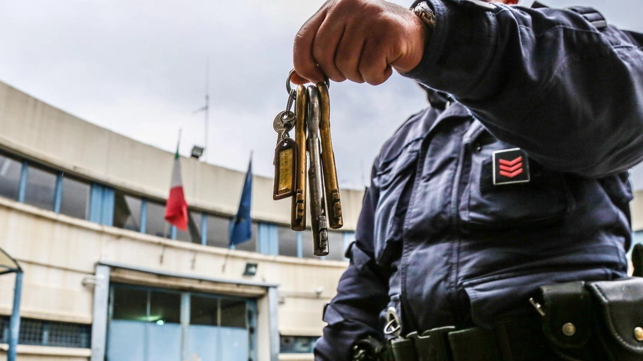 Una guardia penitenziaria al carcere di Sollicciano (FotocronacheGermogli)