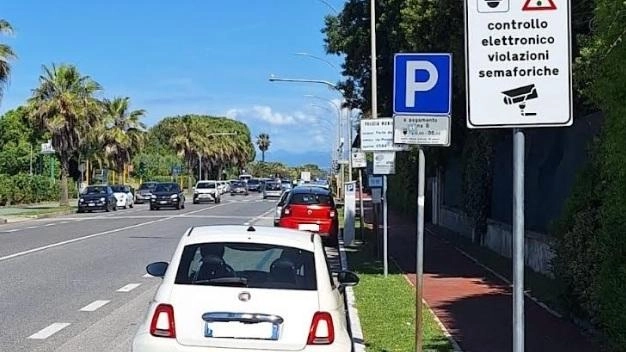 Montata la cartellonistica per avvisare gli automobilisti del sistema di controllo Montata la cartellonistica per avvisare gli automobilisti del sistema di controllo