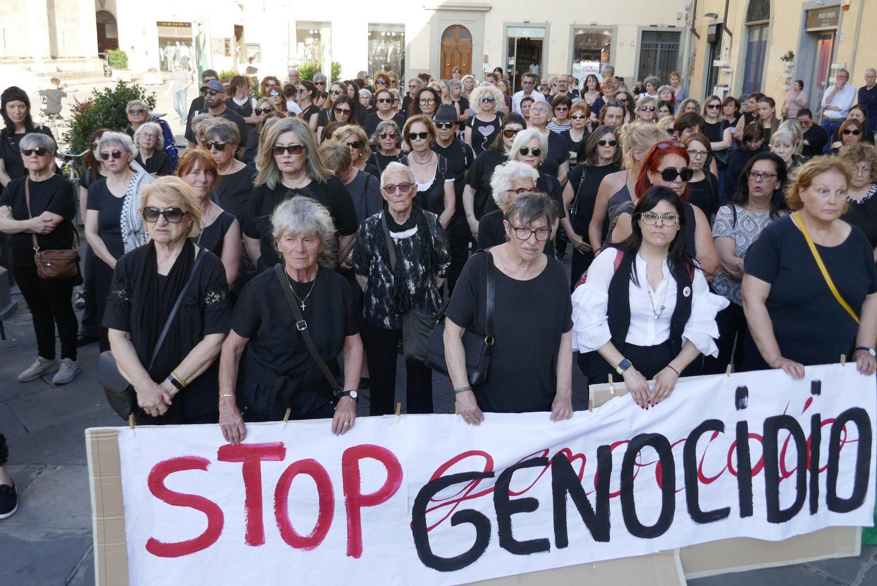 donne in nero flash mob ogni gesto e parola conta noi in piazza per la pace da Lanazione.it donne in nero flash mob ogni gesto e parola conta noi in piazza per la pace