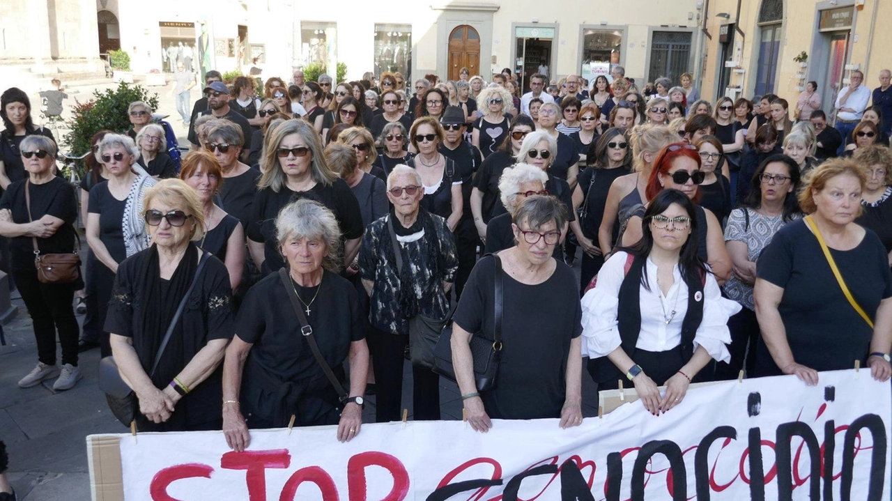 Le Donne in Nero in piazza Duomo (foto Attalmi) Le Donne in Nero in piazza Duomo (foto Attalmi)