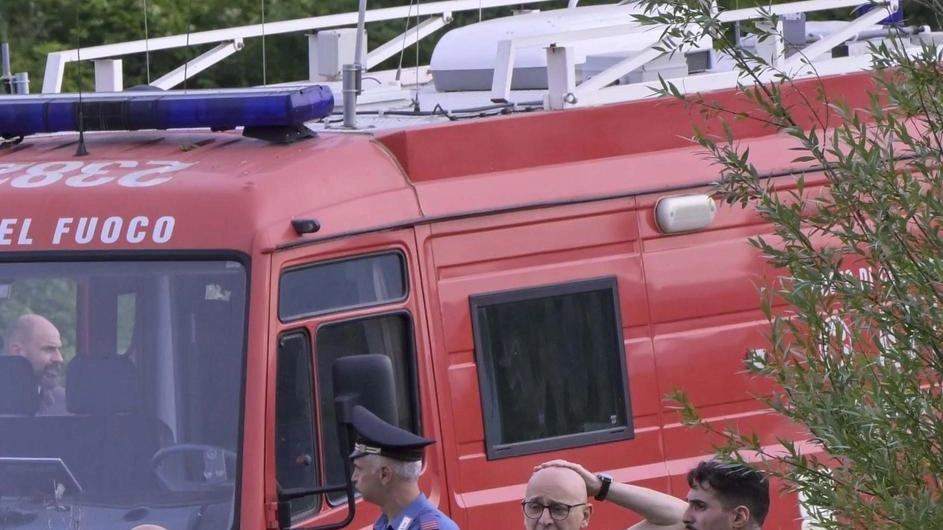 Alle operazioni di soccorso hanno partecipato carabinieri e vigili del fuoco che hanno attivato sia l’elicottero Drago che il nucleo sommozzatori Alle operazioni di soccorso hanno partecipato carabinieri e vigili del fuoco che hanno attivato sia l’elicottero Drago che il nucleo sommozzatori