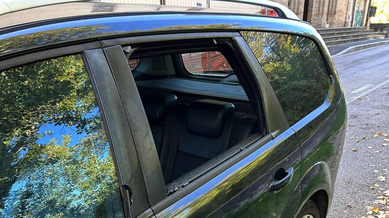 I social raccolgono le denunce delle vittime dei vandali: danni, anche rilevanti, soprattutto alle auto in sosta I social raccolgono le denunce delle vittime dei vandali: danni, anche rilevanti, soprattutto alle auto in sosta