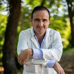Lucio Minigrilli dona al presidente della Repubblica la scultura "Allegoria della Repubblica Italiana"