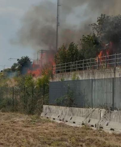 Incendio sulla linea ferroviaria, sospesa la circolazione dei treni