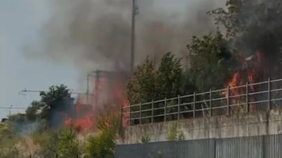 L’incendio che si è sviluppato sulla linea ferroviaria a Prato L’incendio che si è sviluppato sulla linea ferroviaria a Prato