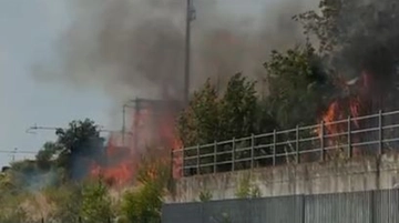 Incendio sulla linea ferroviaria, sospesa la circolazione dei treni