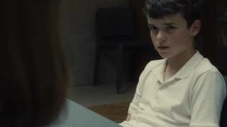 Il piccolo Owen Cooper (Jamie Miller) e Erin Doherty (Briony Ariston) in Adolescence