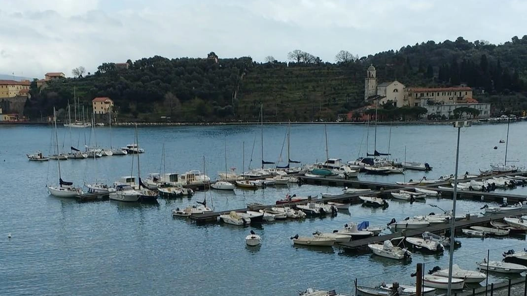 I pontili per i residenti situati nella baia delle Grazie. L’amministrazione. ha promesso interventi di manutenzione sulle infrastrutture di competenza I pontili per i residenti situati nella baia delle Grazie. L’amministrazione. ha promesso interventi di manutenzione sulle infrastrutture di competenza