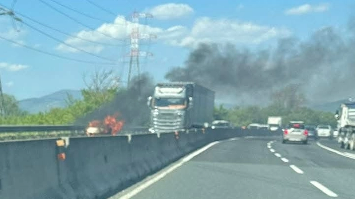 L'auto a fuoco in FiPiLi, uscita Lastra a Signa (Foto dal gruppo Facebook 'I Dannati della FIPILI')
