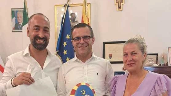Tinfena. ha incontrato il sindaco di Alghero,. Raimondo Cacciotto, l’assessore Maria Grazia Salaris e l’efficiente staff delle politiche famigliari composto da Filomena Cappiello e Mauro Ledda Tinfena. ha incontrato il sindaco di Alghero,. Raimondo Cacciotto, l’assessore Maria Grazia Salaris e l’efficiente staff delle politiche famigliari composto da Filomena Cappiello e Mauro Ledda