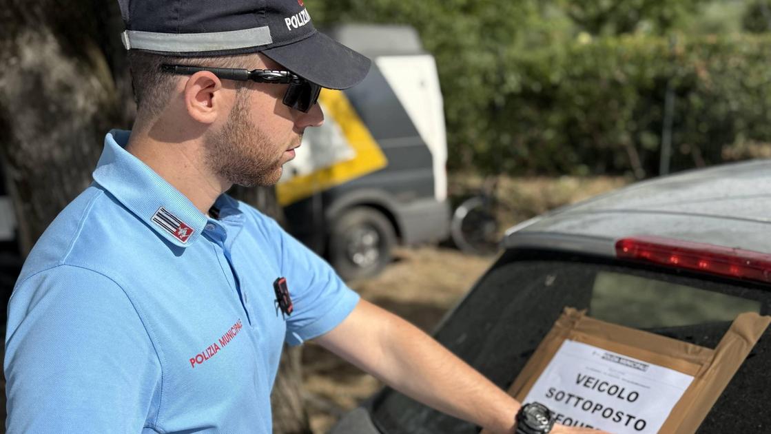 L’operazione dei vigili. Un blitz in via delle Gore. Sigilli al villaggio abusivo L’operazione dei vigili. Un blitz in via delle Gore. Sigilli al villaggio abusivo