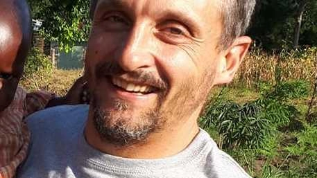 Un elettricista di 51 anni muore durante un intervento a Casciana Terme. Le cause del decesso sono ancora da chiarire. La famiglia Barsottini è sotto shock. Un elettricista di 51 anni muore durante un intervento a Casciana Terme. Le cause del decesso sono ancora da chiarire. La famiglia Barsottini è sotto shock.