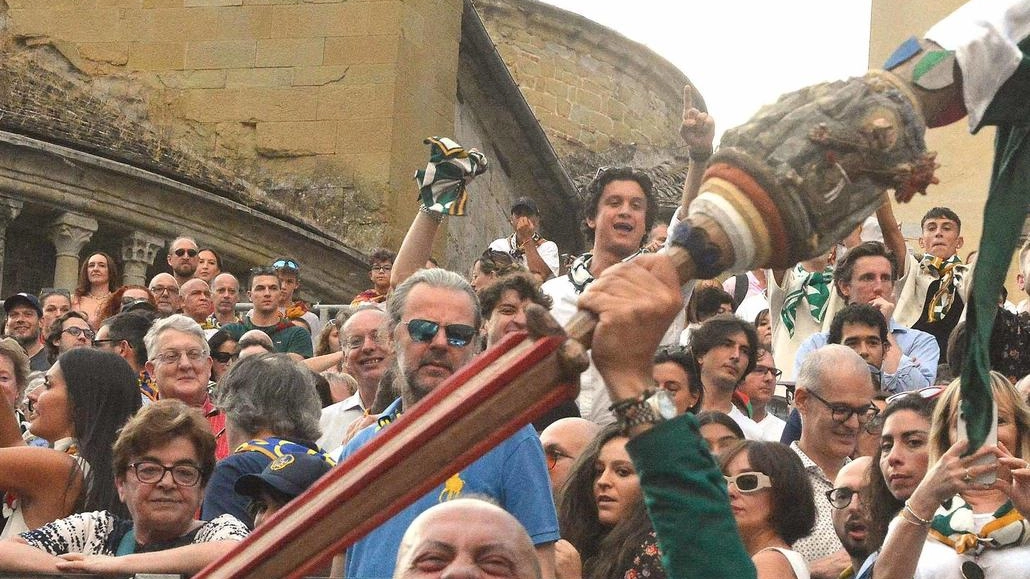 Maurizio Carboni alza la lancia d’oro dedicata alle stimmate di San Francesco, la numero 39 di Porta Sant’Andrea Maurizio Carboni alza la lancia d’oro dedicata alle stimmate di San Francesco, la numero 39 di Porta Sant’Andrea