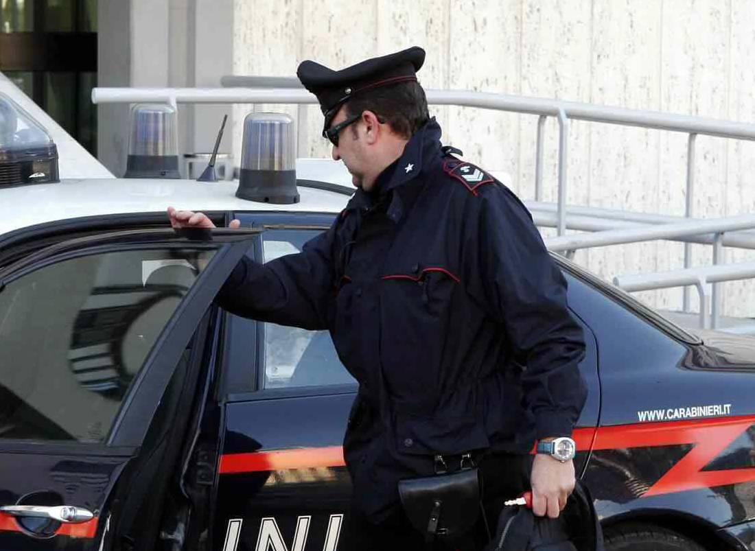 Lo abbraccia e gli sfila la collana. “Mio padre è distrutto, portata via anche la fede di mia madre morta” Lo abbraccia e gli sfila la collana. “Mio padre è distrutto, portata via anche la fede di mia madre morta”