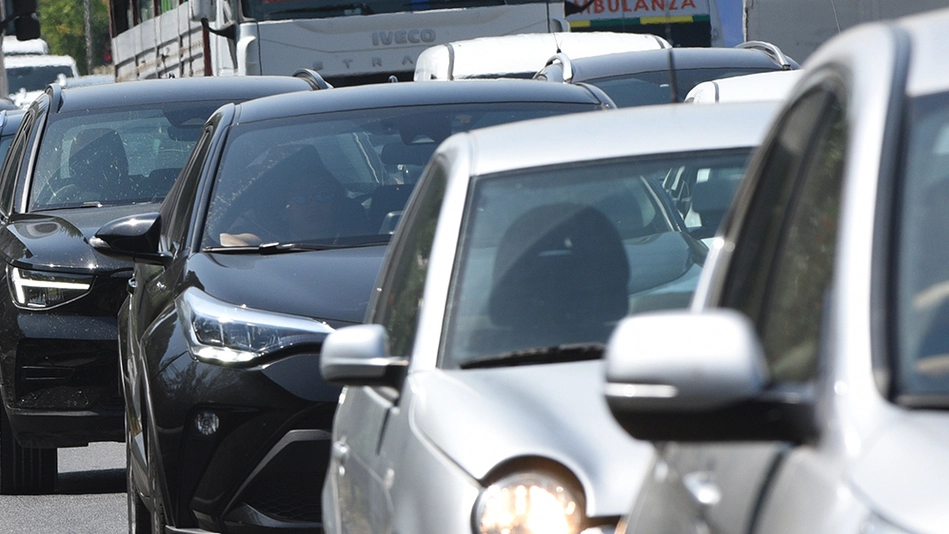 Tutti in fila. E i nervi spesso saltano Tutti in fila. E i nervi spesso saltano