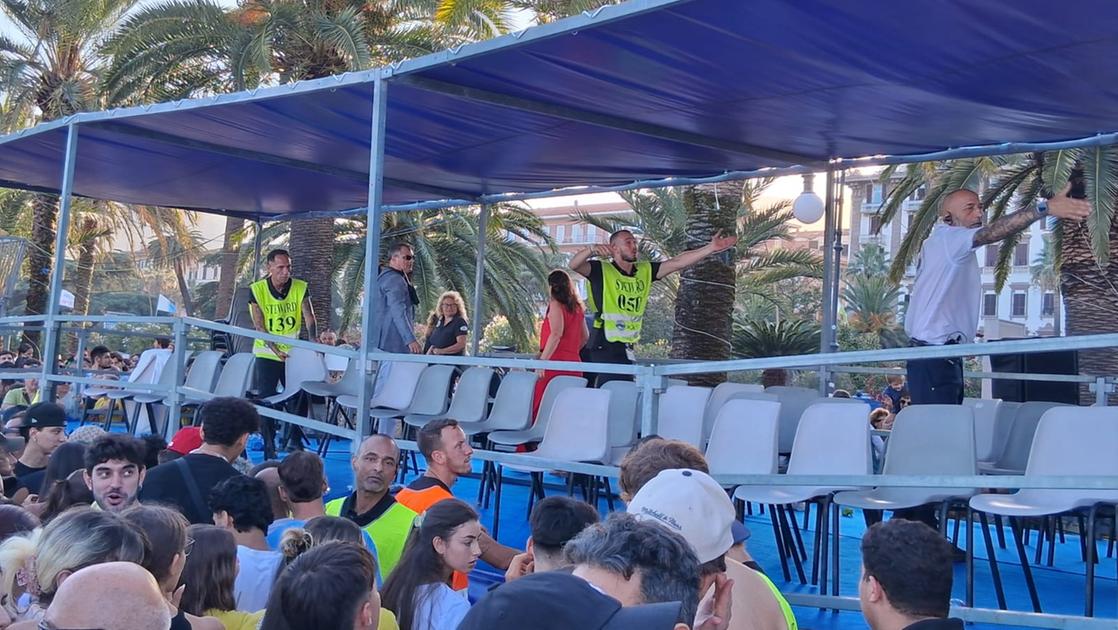 Palio del Golfo: il palco collassa, paura sotto gli occhi del ministro