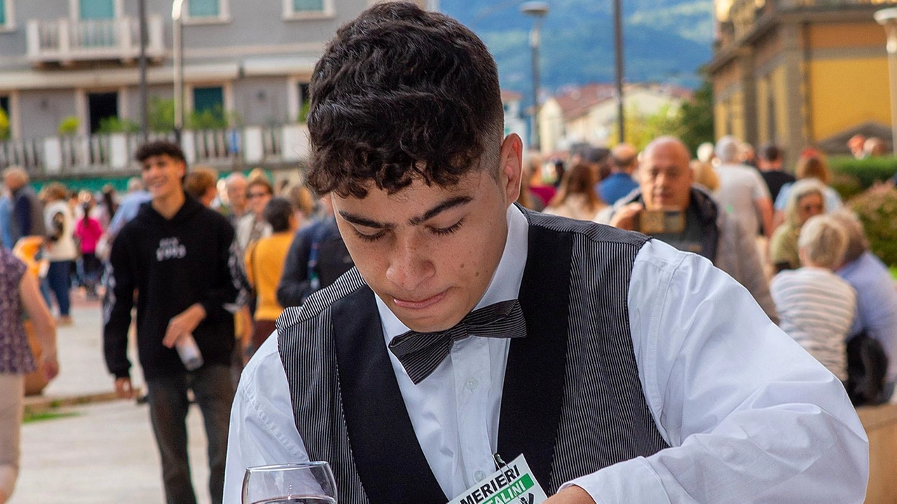 Camerieri, cuochi e. stagionali: la Uiol Tucs mette in guardia contro il lavoro grigio Camerieri, cuochi e. stagionali: la Uiol Tucs mette in guardia contro il lavoro grigio