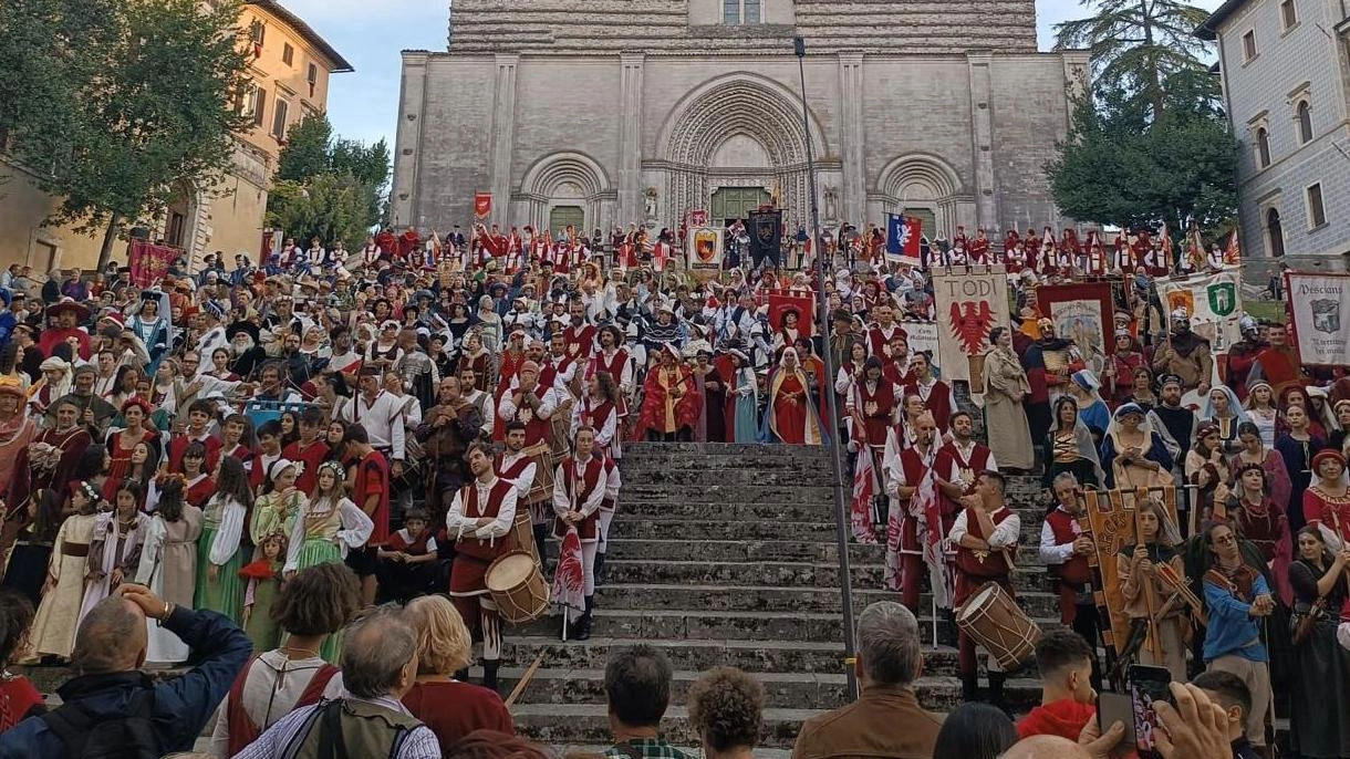 Todi in festa con un ricco programma di eventi. Torna. «La disfida di San Fortunato», gara amichevole con l’arco. storico e tradizionale cui. parteciperanno oltre 160 arcieri in costume Todi in festa con un ricco programma di eventi. Torna. «La disfida di San Fortunato», gara amichevole con l’arco. storico e tradizionale cui. parteciperanno oltre 160 arcieri in costume