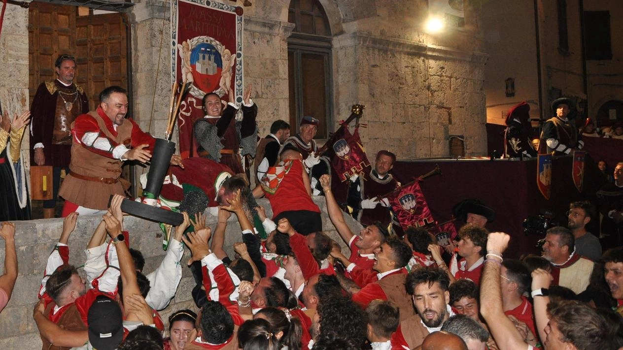 Sul secondo gradino del podio Giovanni Casu, sul terzo Paolo Martini. Al popolo di piazza Socci il Palio di Andreini, assente. Presente Giani.