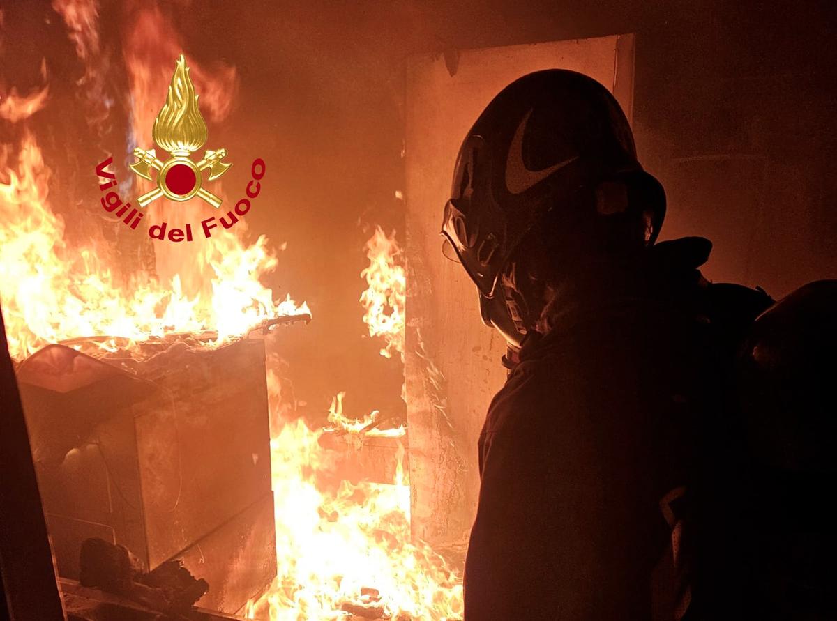 sesto fiorentino incendio stanotte in una pizzeria