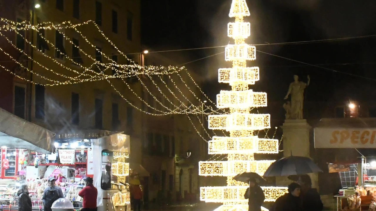 Quest’anno l’albero di Natale sarà allestito in piazza Duomo con un’installazione site specific di Vincenzo Marsiglia Quest’anno l’albero di Natale sarà allestito in piazza Duomo con un’installazione site specific di Vincenzo Marsiglia