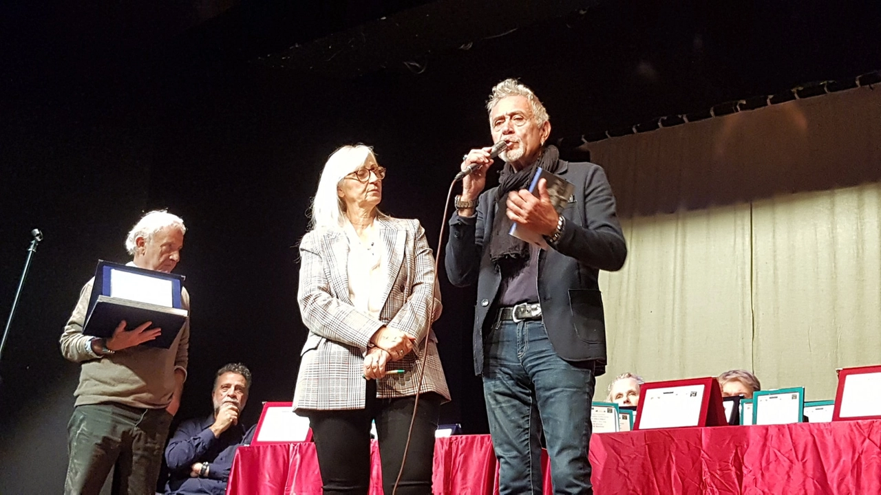 Una immagine della scorsa edizione del concorso: la consegna del premio alla carriera al cantante Riccardo Azzurri Una immagine della scorsa edizione del concorso: la consegna del premio alla carriera al cantante Riccardo Azzurri