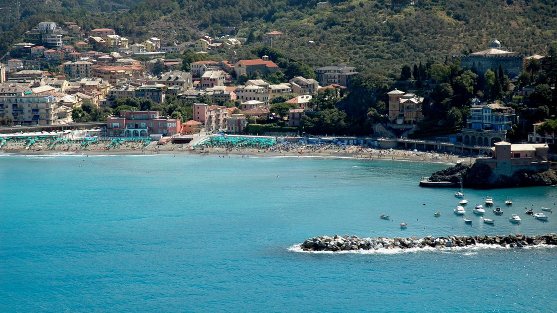 In spiaggia sventola la Bandiera Blu. Premiati i Comuni della Riviera: “Turismo d’eccellenza”