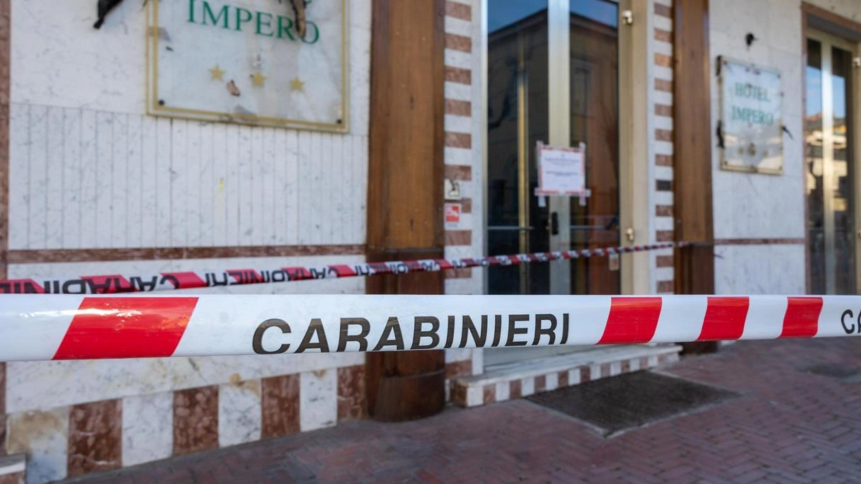 L’albergo di viale Bicchierai negli ultimi tempi era diventato rifugio di sbandati. A marzo vi fu rinvenuto il cadavere di un giovane egiziano, assassinato. L’albergo di viale Bicchierai negli ultimi tempi era diventato rifugio di sbandati. A marzo vi fu rinvenuto il cadavere di un giovane egiziano, assassinato.