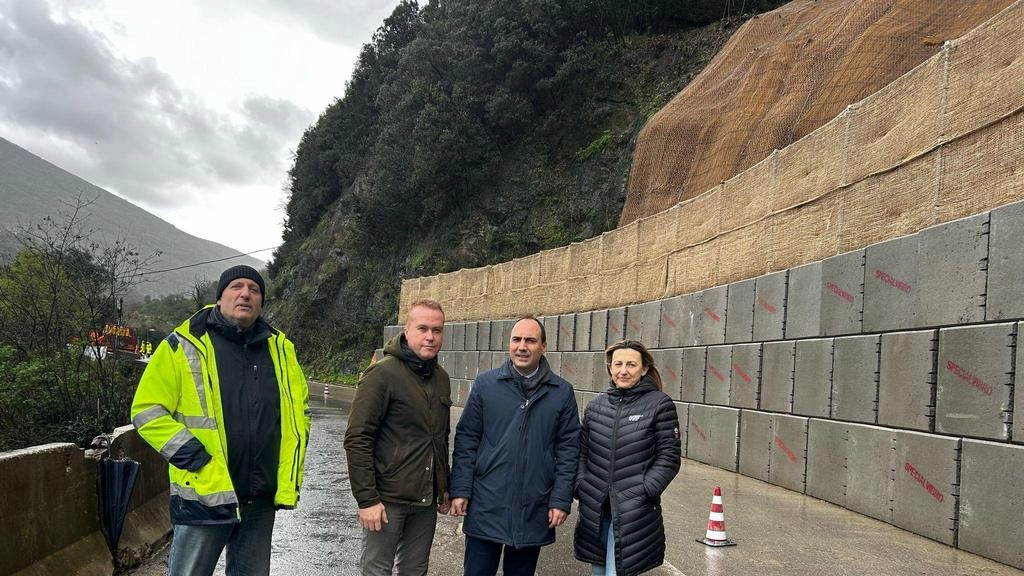 Il presidente della Provincia Calamai durante un sopralluogo a Le Coste Il presidente della Provincia Calamai durante un sopralluogo a Le Coste