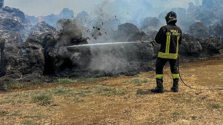 Incendio lungo la Perfetti Ricasoli a Sesto Fiorentino, il vento ostacola i vigili del fuoco