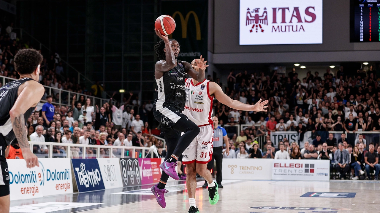 Olimpia Milano beffata a Trento sulla sirena: 70-67, serie in parità