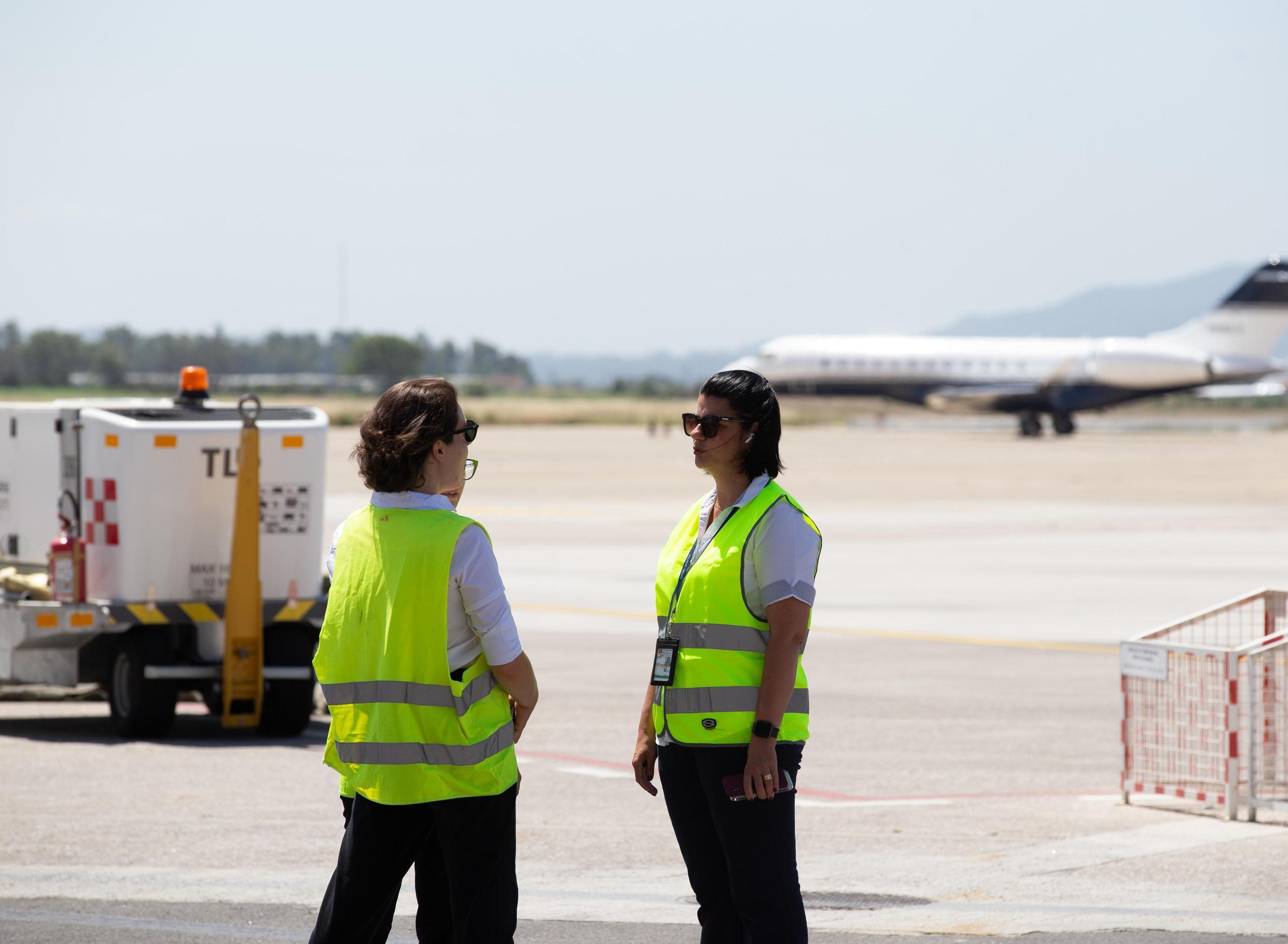 https://www.lanazione.it/image-service/view/acePublic/alias/contentid/MzY5NGMzYzgtODk5Ni00/0/aeroporto-la-denuncia-dei-sindacati-migliorare-le-condizioni-di-lavoro.jpeg