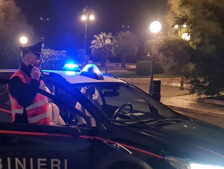 Lite e danni in un locale, volano sedie e bottiglie: giovani seminano il panico Lite e danni in un locale, volano sedie e bottiglie: giovani seminano il panico