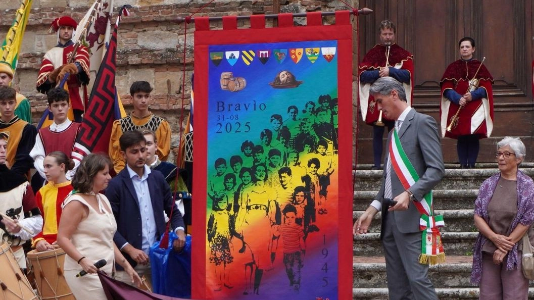 Lo svelamento del panno di Manuela Petti dedicato agli 80 anni dalla Liberazione Lo svelamento del panno di Manuela Petti dedicato agli 80 anni dalla Liberazione