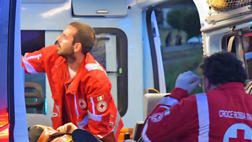 Terrore nella notte fra venerdì e sabato. La vittima stava litigando con due stranieri quando è stato colpito. E’ arrivato in ospedale in arresto cardiaco. Trovata la pozza di sangue sugli scalini di un palazzo. Terrore nella notte fra venerdì e sabato. La vittima stava litigando con due stranieri quando è stato colpito. E’ arrivato in ospedale in arresto cardiaco. Trovata la pozza di sangue sugli scalini di un palazzo.