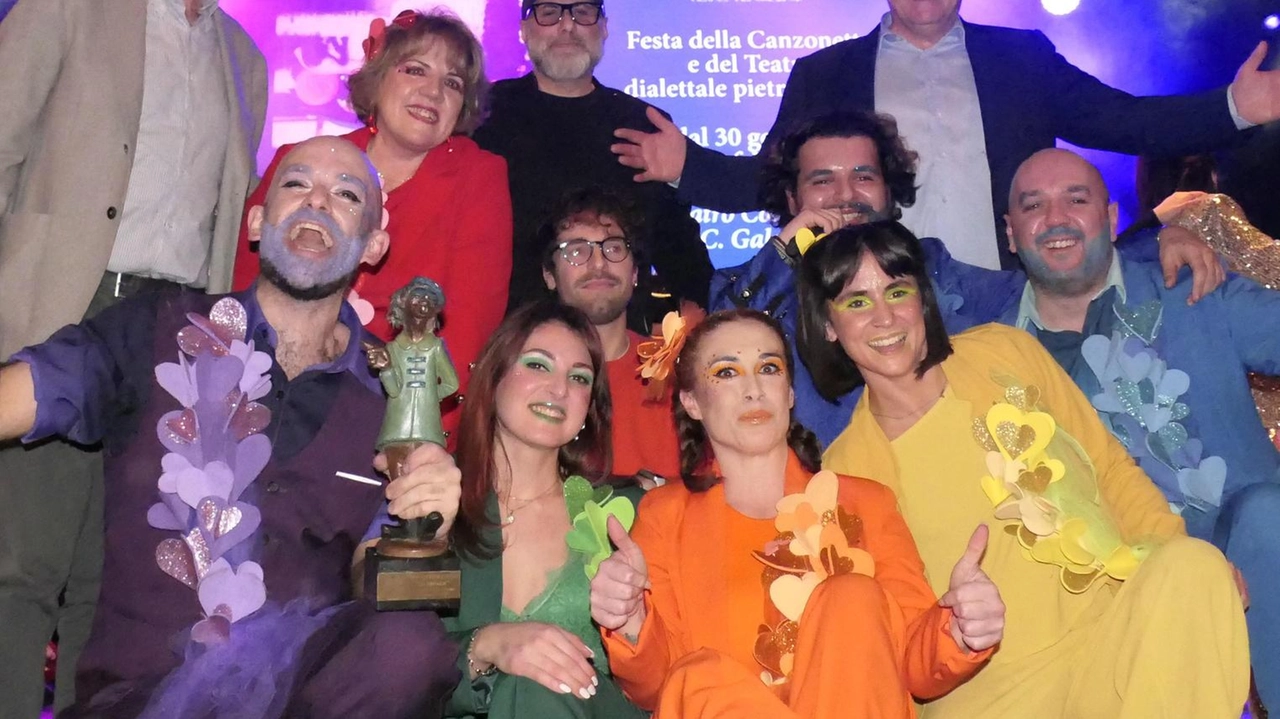 Qualche mugugno solo sulla canzone vincitrice: "Sembra un musical". La replica del presidente neroverde: "Energia e grinta, è la nostra identità". Qualche mugugno solo sulla canzone vincitrice: "Sembra un musical". La replica del presidente neroverde: "Energia e grinta, è la nostra identità".