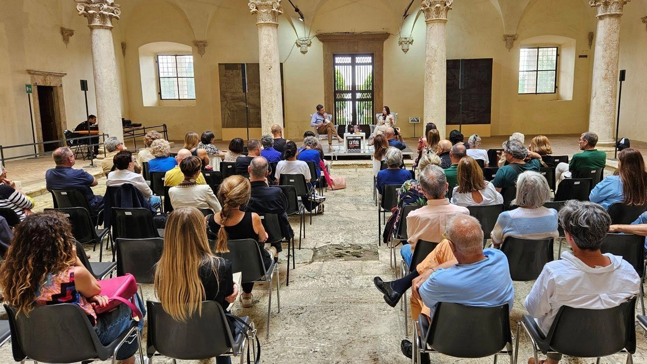 Pienza: folla alla presentazione di ‘La verità è un fuoco’, cambiata la location Pienza: folla alla presentazione di ‘La verità è un fuoco’, cambiata la location