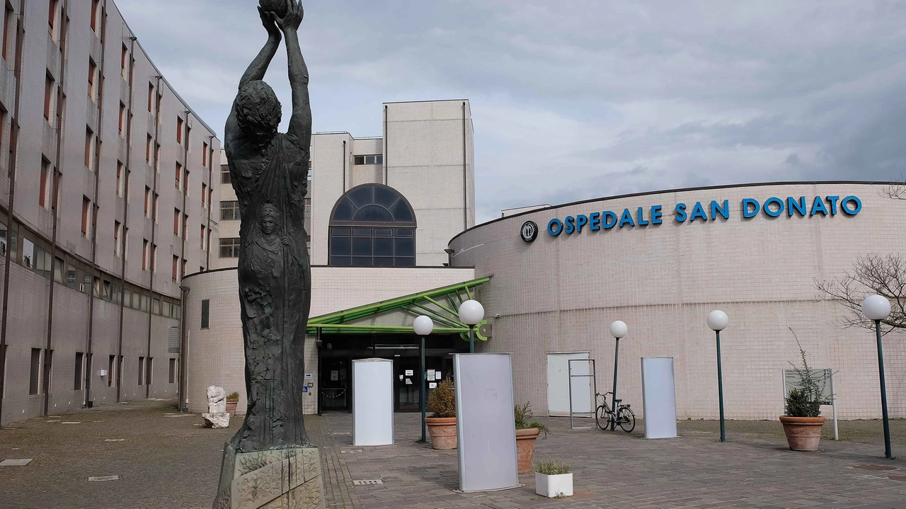 L'esterno dell'ospedale San Donato di Arezzo L'esterno dell'ospedale San Donato di Arezzo