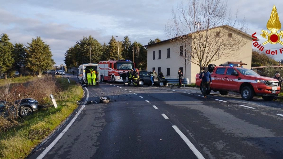 Il luogo dell'incidente sulla statale Eugubina (foto Vigili del Fuoco) Il luogo dell'incidente sulla statale Eugubina (foto Vigili del Fuoco)